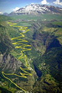 Alpe d'Huez - foto: VerTdeTerre - naznačené stoupání s 21 zatáčkami