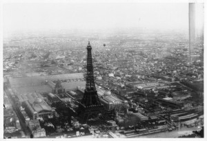 Eiffelova věž - po otevření, pohled na areál výstaviště Světové výstavy