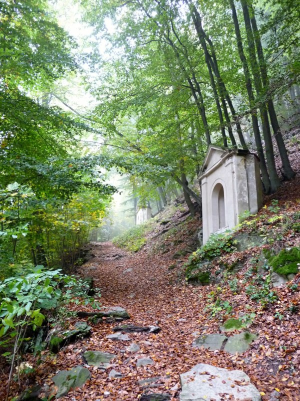jedna z 15 kapliček u přístupové cesty k hradu Bezděz